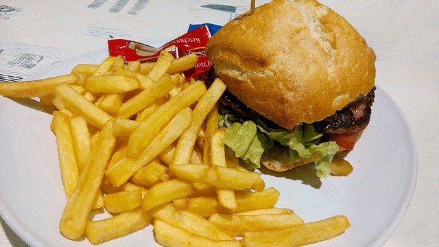hranolky s hamburgerem